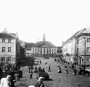 Die Hanse: Marktplatz und Rathaus der Stadt Dorpat (Tartu, Estland), einer mittelalterlichen Handelsstadt