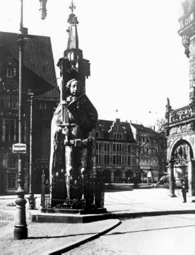 Die Hanse: Das steinerne Roland-Denkmal von 1404 auf dem Marktplatz vor dem Rathaus in Bremen