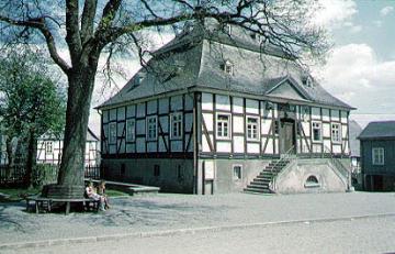 Eversberg 1957, Dorfplatz mit Rathaus, erbaut im 18. Jh., Freitreppe von 1929. 