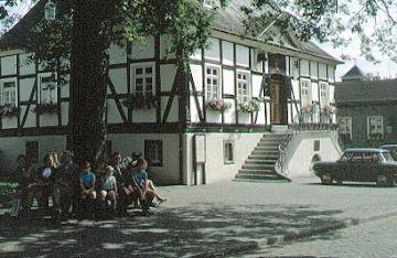 Eversberg 1970, Dorfplatz mit Rathaus, erbaut im 18. Jh., Freitreppe von 1929. 