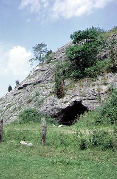 Der Hohle Stein bei Kallenhardt, Nebeneingang zur Höhle im Grauwacke-Gestein