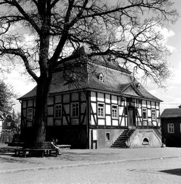 Eversberg 1957, Dorfplatz mit Rathaus, erbaut im 18. Jh., Freitreppe von 1929. 
