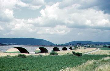 Steinbogenbrücke mit Bundesautobahntrasse A2 bei Porta Westfalica