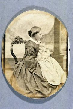 Friedrich Hundt, Familie: Tochter Sophia (geb. 1838, ab 1861 verh. Schellen) mit Baby - Atelieraufnahme, undatiert, 1860er Jahre (Papierfotografie)