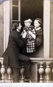 Friedrich Hundt, Familie: Tochter Sophia und Ehemann Dr. Bernhard Schellen (gest. 1868) mit ihrer Tochter Änne - Atelieraufnahme, undatiert, 1860er Jahre (Papierfotografie)