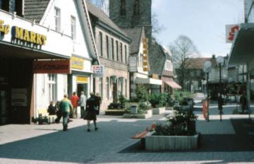 Fußgängerzone mit Ladenzeile in der Altstadt