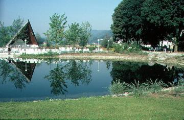 Kurpark mit Teich und Konzertmuschel im Luftkurort Saalhausen