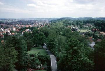 Blick von Burg Sparrenberg nach Osten über den Kamm des Teutoburger Waldes