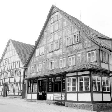 Schwalenberg, 1961: Gasthof Künstlerklause, Alte Torstraße 14, Fachwerkgebäude mit Fassadenmalereien des Künstlers Friedrich Eicke von 1931