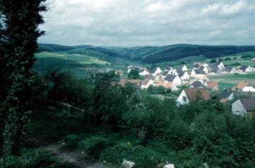 Neubausiedlung am Rande von Dringenberg mit Blick in das Brakeler Bergland
