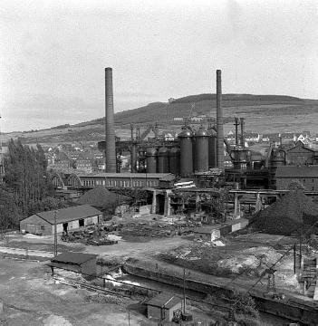 Die Friedrichshütte, in Betrieb 1871-1981, im Hintergrund die Grube Wolf (Abbruch 1975)