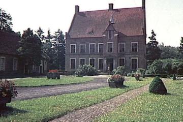 Haus Welbergen: Schlossgartenpartie im Innenhof der Vorburg mit Blick auf das Herrenhaus von 1560-1570