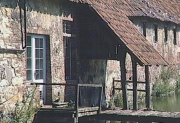 Haus Vornholz, erbaut 1666-1685: Partie der Vorburg mit Brückensteg
