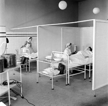 Provinzial-Hebammenanstalt Bochum, 1950: Geburtsvorbereitung im Kreißsaal.