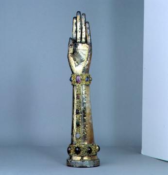 Domschatz des St. Petrus und Gorgonius-Domes: Der Arm der Hl. Margaretha, Reliquiar aus Holz und Silber mit Edelsteinbesatz, 41 cm, Romanik, um 1070