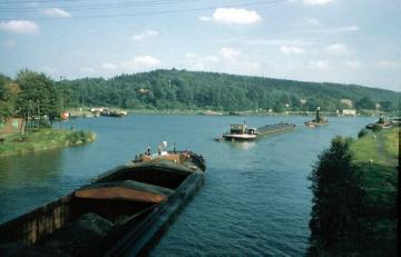 Schiffsverkehr auf dem Dortmund-Ems-Kanal Höhe Mündung des Mittellandkanals  ("Nasses Dreieck") bei Bergeshövede