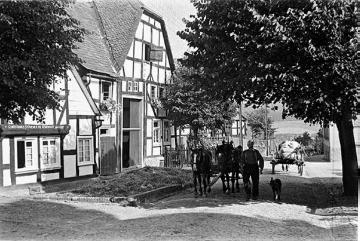 Pferdefuhrwerke auf der Dorfstraße in Altenhundem