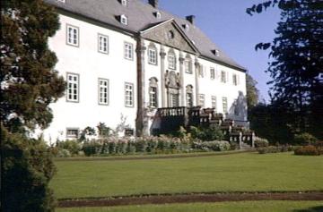 Schloss Alme, Rückfront mit Gartenpartie