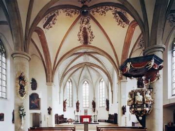Pfarrkirche St. Vitus: Gewölbe mit 1961 wieder entdeckten Deckenfresken - spätgotische Hallenkirche mit reicher Barockausstattung, Baubeginn 1507