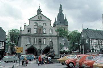 Marktplatz mit Rathaus und Turm der Propsteikirche St. Petrus und Andreas
