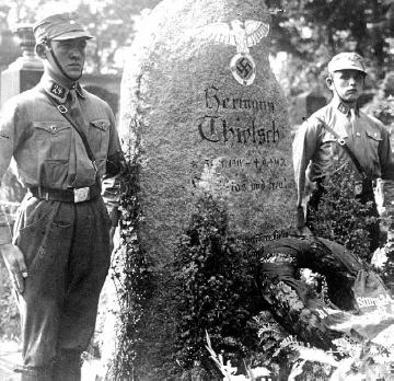 Nationalsozialismus: Mitglieder der Sturmabteilung (SA) bei einer Ehrenwache am Grab eines getöteten Nationalsozialisten, 1931