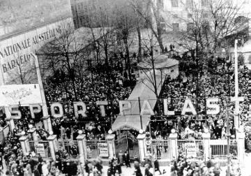Nationalsozialismus: Menschenmenge am Sportpalast vor einer Veranstaltung der Nationalsozialistischen Deutschen Arbeiterpartei (NSDAP) mit Adolf Hitler, ca. 1930