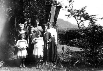 Forsthof Obereimer, Försterfamilie Goebel 1911: Familienporträt anlässlich der Erstkommunion der Söhne Max und Klaus