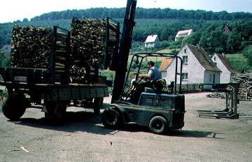 Degussa-Holzverkohlungswerk in Brilon-Wald: Anlieferung von Holzladungen