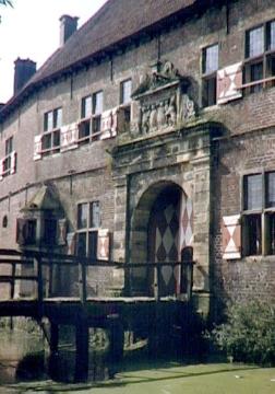 Schloss Raesfeld: Portal und Gräftenbrücke