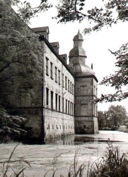 Schloss Overhagen mit Gräfte, Südansicht - Bj. 1619, Baumeister Laurenz von Brachum, Lipperenaissance, seit 1962 Gymnasium