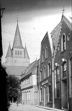 Klosterstraße mit Kirchturm von St. Laurentius