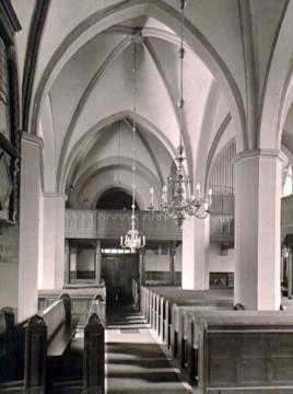 Ev. Pfarrkirche, Rheda: Kirchenraum mit Blick zur Orgelempore