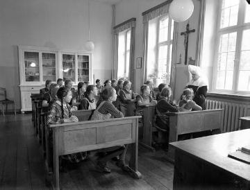 Schulstunde im St. Johannes-Stift Marsberg, 1955 - Westfälische Klinik für Kinder- und Jugendpsychiatrie.