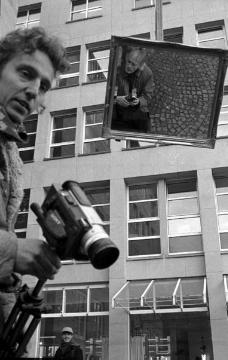 Videokünstler Oliver Held während der Dreharbeiten zu einem Film über Timm Ulrichs (Spiegelbild), Professor an der Kunstakademie Münster, auf dem Vorplatz des Westfälischen Landesmedienzentrums