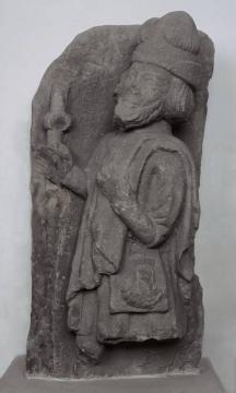 Jakobspilger mit Stab, Sandsteinrelief aus der ehemaligen Herforder Pilgerherberge an der heutigen Lübbestraße 31 (Exponat im Städtischen Museum Herford)