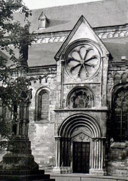 Das Nordportal der Kirche St. Johannes d.T.