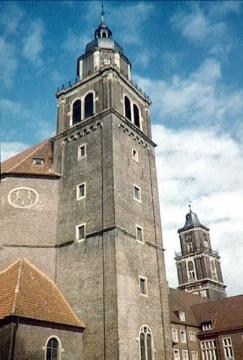 St. Ignatius, ehemalige Jesuitenkirche: Barocker Kirchturm mit Werksteingliederung - im Hintergrund: Turm der St. Lamberti-Kirche