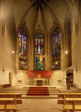 Kath. Pfarrkirche St. Jodokus: Chorraum mit Glasmalereifenstern - ehem. Franziskanerkirche, geweiht 1511, Klosterplatz 1