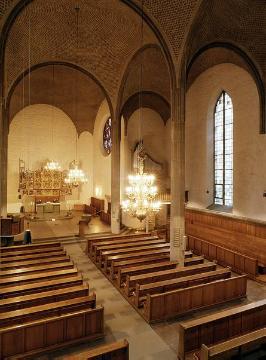 Ev. Altstädter Nicolaikirche: Kirchenhalle mit barocken Kronleuchtern und Schnitzalter (Antwerpen, um 1520)