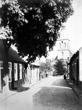 Kurze Straße mit St. Martin-Kirche