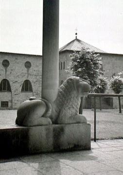 Benediktinerabtei Gerleve, gegr. 1899: Löwenskulptur an der Klosterkirche St. Joseph
