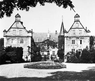 Schloss Surenburg bei Riesenbeck: Eingangsfront mit Blick über den Schlosshof der Hauptburg