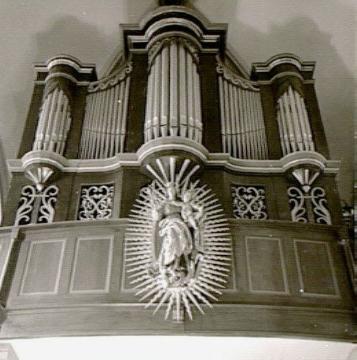 In der Kirche St. Johannes Bapt.: Orgelprospekt mit Strahlenmadonna (Anfang 18. Jahrhundert)
