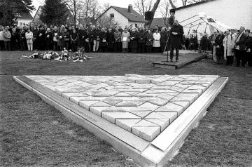 Einweihung eines Mahnmals im ehemaligen Konzentrationslager Niederhagen: Eröffnung der Gedenkfeier durch Bürgermeister Wolfgang Runge