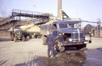 Zuckerrübenfabrik Lage: Beladener Lastkraftwagen vor dem Werksgebäude