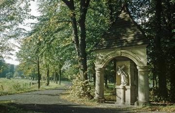 'Dreihüsken': Heiligenhäuschen mit Passionsrelief (bez. 1734) nahe der Klosterruine Gravenhorst