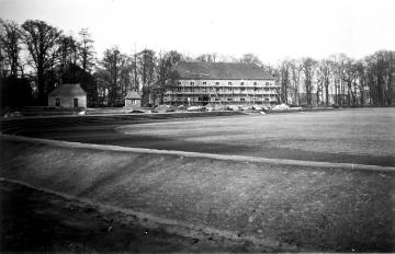 Provinzial-Heilanstalt Münster-Marienthal, 1938: Eingerüstete Sporthalle (Renovierung) und Sportplatz mit Zuschauertribüne (im Bau), fertiggestellt 1939.