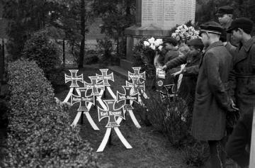 Heldengedenktag, Schulkinder vor den Ehrenkreuzen gefallener Soldaten am Kriegerdenkmal