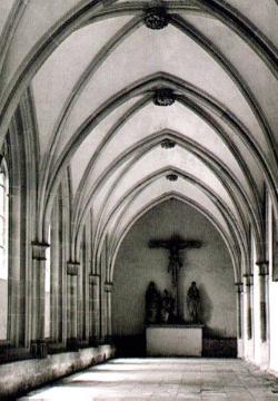 Kreuzgang mit Kreuzigungsgruppe in der Pfarrkirche Mariae Empfängnis, ehemals Abteikirche Marienfeld