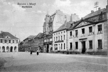Alte Postkartenansicht: Der Marktplatz mit Blick auf das alte Rathaus
